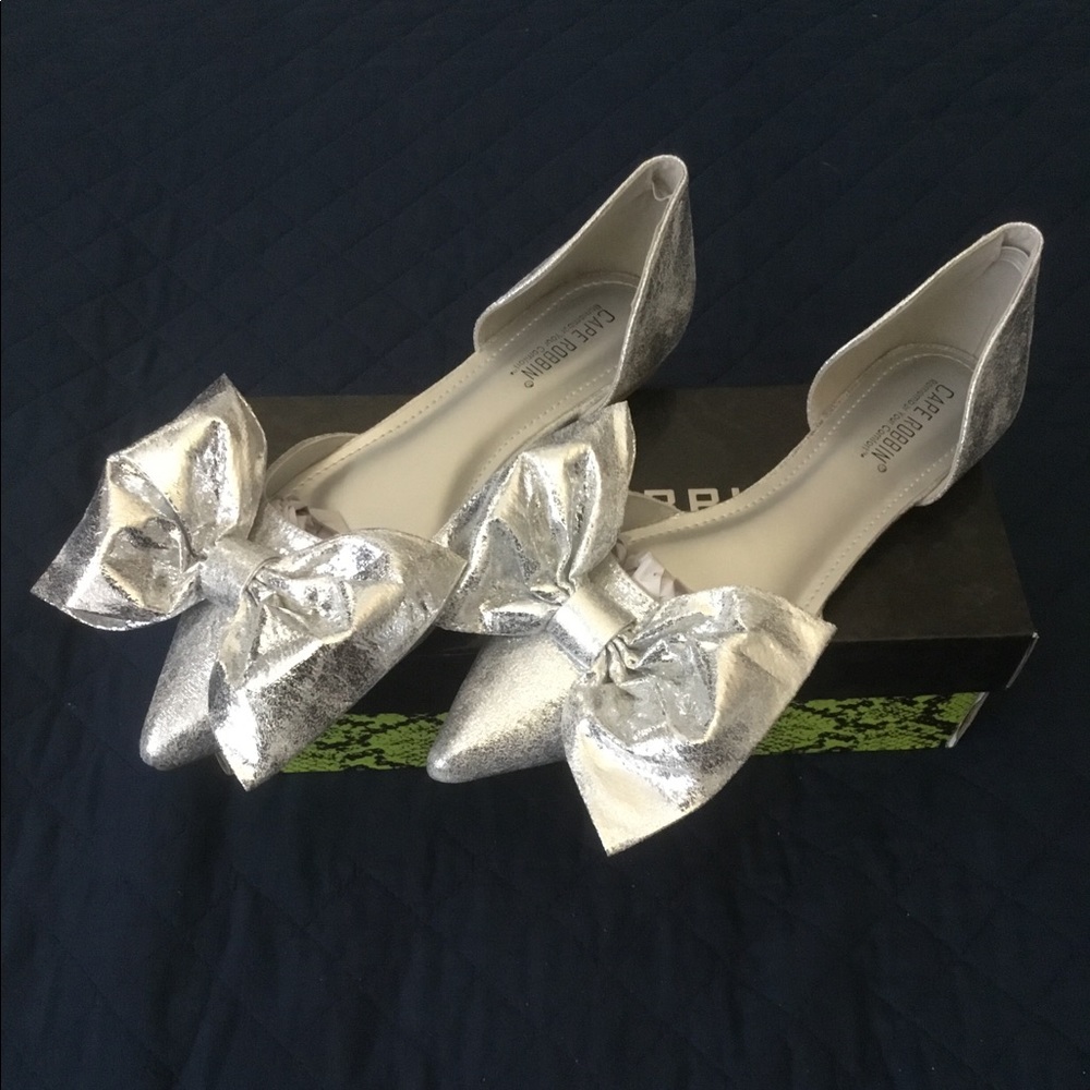 NEW NEVER WORN CAPE ROBBIN Twit Metallic Bow d'Orsay Flat